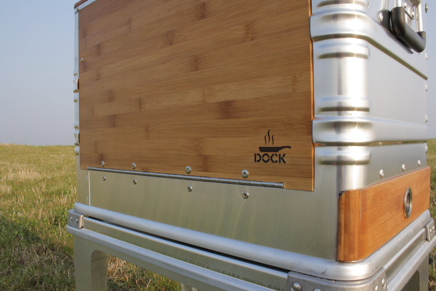 Dock Outdoors Camp Kitchen – Die mobile Premium-Küche im robusten Zarges®-Format